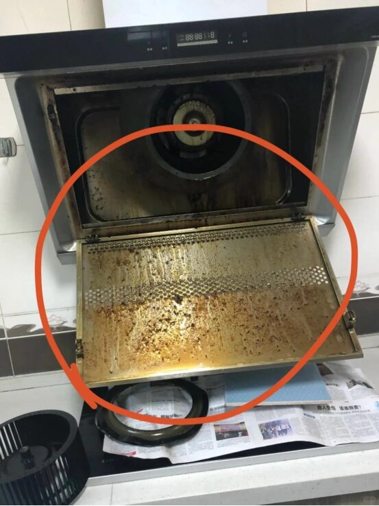 媳婦下單了我們的油煙機清洗服務(wù)，上門時婆婆卻攔著不讓拆